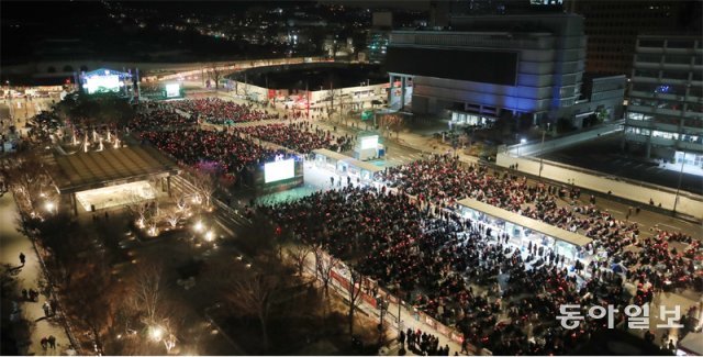 한국과 브라질의 월드컵 16강전이 열린 6일 새벽 영하의 날씨에도 서울 종로구 광화문광장에 시민 3만5000여 명(경찰 추산)이 모여 응원전을 펼치고 있다. 장승윤 기자 tomato99@donga.com