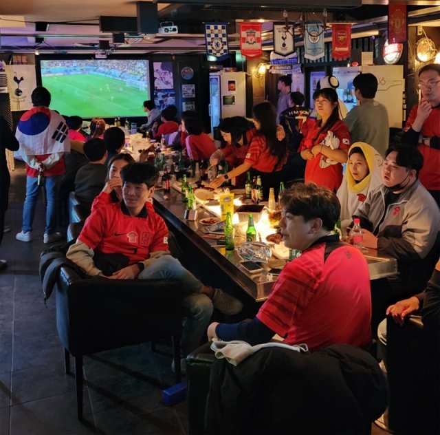 서울 서대문구 창천동의 한 호프집에 모인 손님들이 붉은악마 티셔츠를 입은 채 경기를 보고 있다. 독자 제공