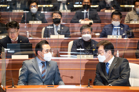 이재명 더불어민주당 대표(오른쪽)와 박홍근 원내대표가 1일 서울 여의도 국회에서 열린 의원총회에서 대화를 나누고 있다./뉴스1