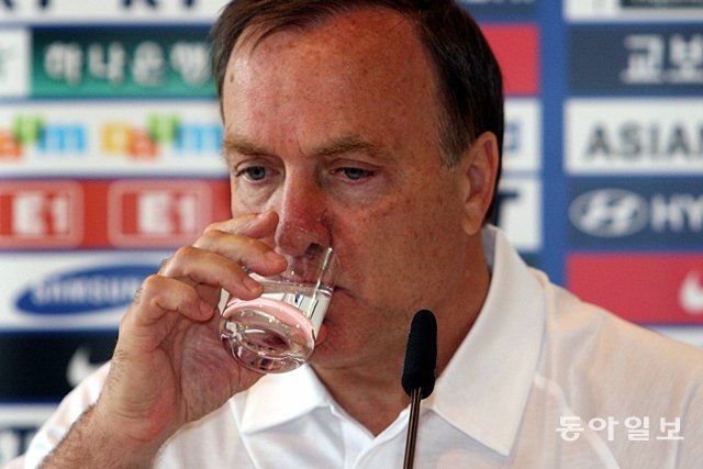 2006 독일 월드컵 기자회견 도중 물을 먹고 있는 딕 아드보카트 전 감독. 동아일보DB