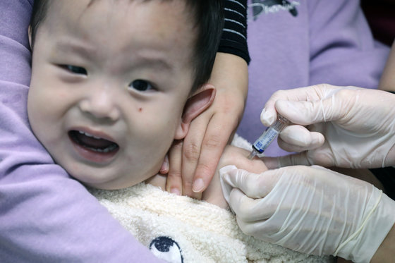 지난 10월11일 오전 서울 구로구 우리아이들병원에서 어린이가 독감 예방접종을 받고 있다. 뉴스1