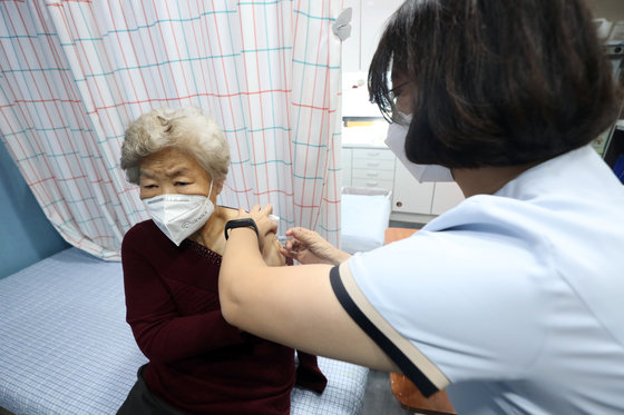 만 75세 이상 고령층에 대한 인플루엔자(독감) 국가 예방접종이 시작된 지난 10월12일 오후 서울 동작구 더본병원에서 해당 어르신이 예방접종을 받고 있다. 뉴스1