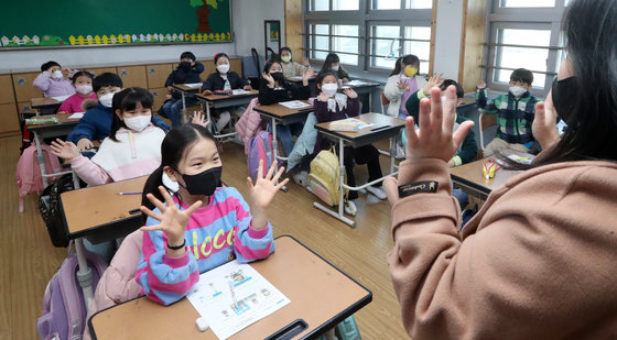새 학기 개학날인 지난 3월2일 전북 전주시 삼천초등학교 2학년 교실에서 선생님과 학생들이 인사를 하고 있다. 2022.3.2 (전북사진기자단 공동취재)