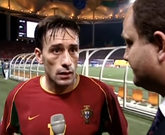 2002년 한일 월드컵 당시 포르투갈 선수였던 파울루 벤투가 한국전 패배 후 홀로 남아 인터뷰를 하고 있다. 유튜브 채널 ‘PT-Fernsehen’ 갈무리