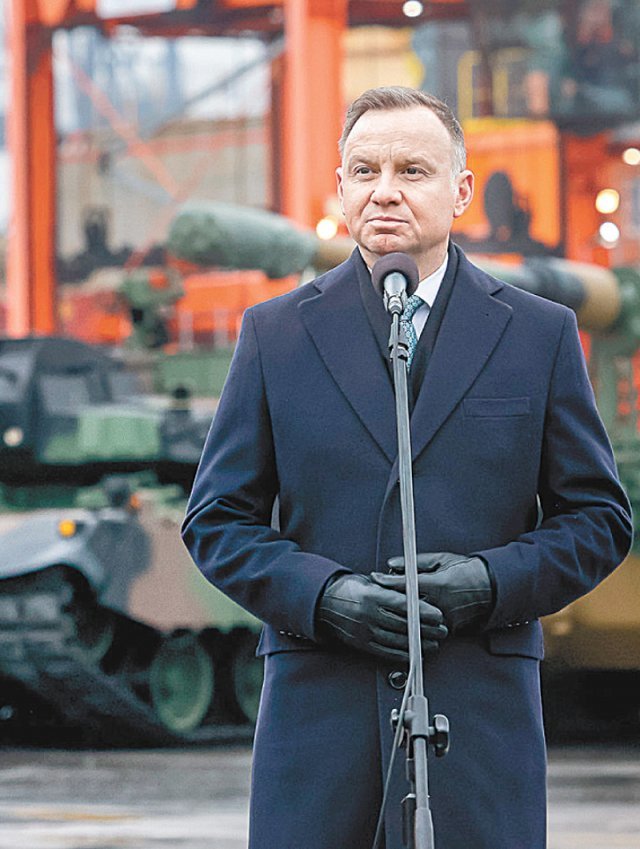 6일 K2 전차 등 한국산 무기 초도 물량이 도착한 폴란드 그디니아 해군기지에서 안제이 두다 대통령이 환영 연설을 하고 있다. 폴란드 대통령실 제공
