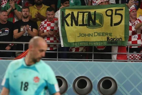 지난달 28일(한국시간) 크로아티아 팬들이 경기 중인 밀란 보르얀(캐나다)을 향해 혐오 현수막을 들어올리고 있다. (SNS 캡처)