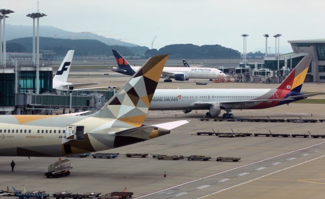 기사와 직접적 관련 없는 참고사진. 인천국제공항에서 항공기들이 승객들의 탑승을 앞두고 있다. 뉴스1