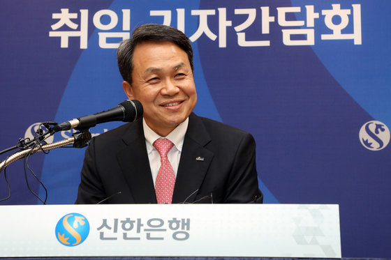 신한금융지주 회장으로 확정된 진옥동 신임 신한은행장. 2019.3.26/뉴스1