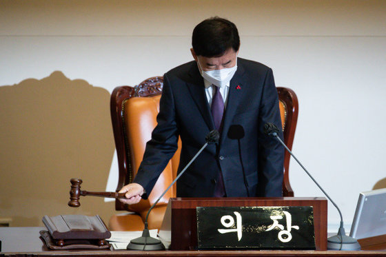김진표 국회의장이 8일 서울 여의도 국회에서 열린 제400회 국회(정기회) 제14차 본회의에서 의사봉을 두드리고 있다. 2022.12.8/뉴스1