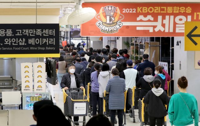 쓱세일 마지막 날인 지난달 20일 오전 서울 이마트 용산점을 찾은 시민들이 매장 오픈시간을 기다리며 줄을 서고 있다. 2022.11.20. 뉴스1