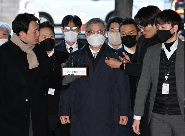 2일 서훈 전 청와대 국가안보실장이 구속영장실질심사에 참석하기 위해 서울중앙지법에 들어서고 있다. 뉴시스