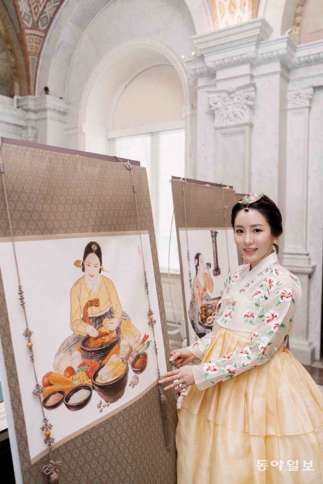 김장을 담그는 한복 입은 여인의 모습을 그린 자신의 작품 앞에 선 김현정 작가.