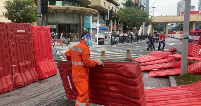중국 남부 대도시 광저우시가 신종 코로나바이러스 감염증 방역을 위한 전면 봉쇄를 일부 해제한 데 따라 지난달 30일 한 관계자가 봉쇄하려고 도로에 설치했던 바리케이드를 철거하고 있다. 출처 시대재경 웨이보