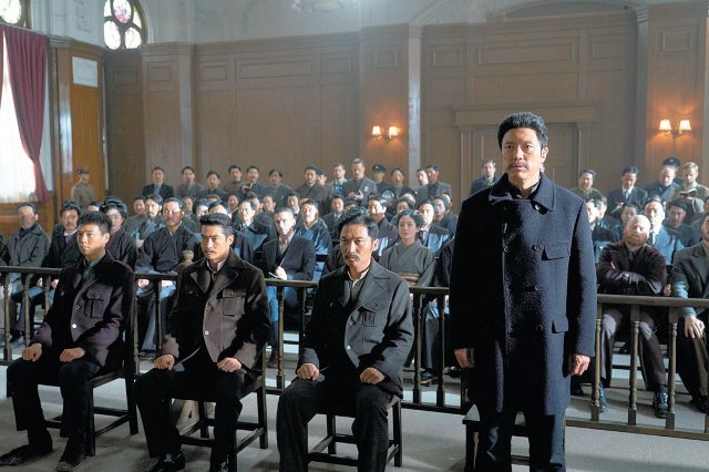 윤제균 감독의 뮤지컬 영화 ‘영웅’에서 안중근 의사(정성화·앞줄 오른쪽)가 결연한 표정으로 법정에 서 있는 장면. CJ ENM 제공