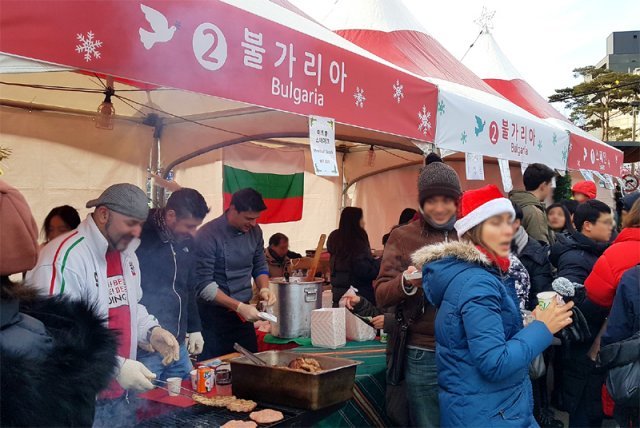 신종 코로나바이러스 감염증(코로나19) 발생 전인 2018년 서울 성북구에서 열렸던 유럽 전통 크리스마스 마켓 행사. 성북구 제공