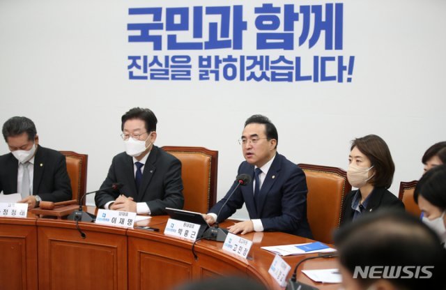 더불어민주당 박홍근 원내대표(왼쪽 세번째)가 9일 오전 서울 여의도 국회에서 열린 최고위원회의에서 발언하고 있다. 뉴시스