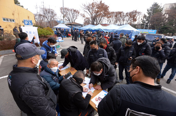 화물연대 파업 16일째인 9일 오전 광주 광산구 진곡화물공영차고지 내 화물연대 광주본부에서 광주 본부 조합원들이 총파업 종료와 현장 복귀 찬반투표를 하고 있다. 2022.12.9/뉴스1