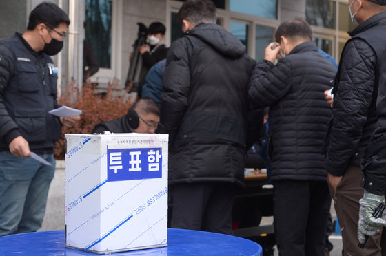 화물연대 파업 16일째인 9일 오전 광주 광산구 진곡화물공영차고지 내 화물연대 광주본부에서 광주 본부 조합원들이 총파업 종료와 현장 복귀 찬반투표를 위해 줄을 서 있다. 2022.12.9/뉴스1