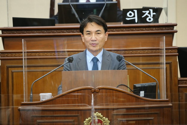 9일 열린 강원도의회 본회의에 참석한 김진태 강원도지사.(강원도의회 제공) 2022.12.9/뉴스1