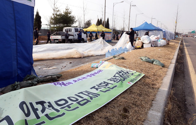 9일 민주노총 공공운수 노조 화물연대 충남본부 조합원들이 파업철회 찬반투표 결과 파업종료로 가결 되면서 충남 당진시 현대글로비스 앞 파업 농성장을 철거하고 있다. 2022.12.9/뉴스1