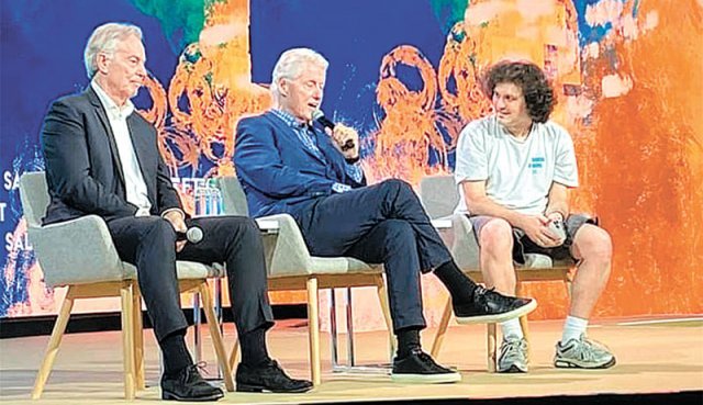 토니 블레어 전 영국 총리, 빌 클린턴 전 미국 대통령, 샘 뱅크먼프리드 FTX 창업자(왼쪽부터)가 올해 4월 FTX 주최로 바하마에서 열린  ‘크립토 바하마‘ 행사에서 대화를 나누고 있다. 사진 출처 바하마프레스 트위터