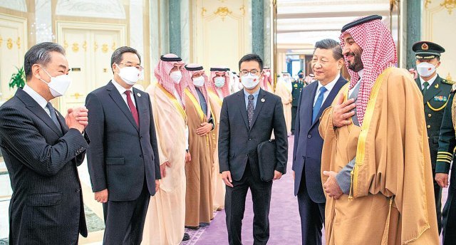 8일(현지 시간) 사우디아라비아 수도 리야드 왕궁에서 시진핑 중국 국가주석(오른쪽에서 두 번째)이 
무함마드 빈 살만 사우디 왕세자 겸 총리(오른쪽)에게 왕이 외교부장(왼쪽)을 비롯한 중국 수행단을 소개하고 있다. 리야드=AP 
뉴시스