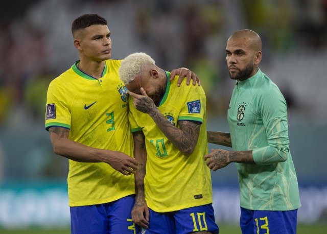 브라질의 네이마르(가운데)가 10일(한국시간) 카타르 알라이얀의 에듀케이션 시티 스타디움에서 열린 크로아티아와 2022 카타르 월드컵 8강전에서 동료인 티아고 실바(왼쪽)와 다니 알베스에게 위로를 받고 있다. 게티이미지코리아
