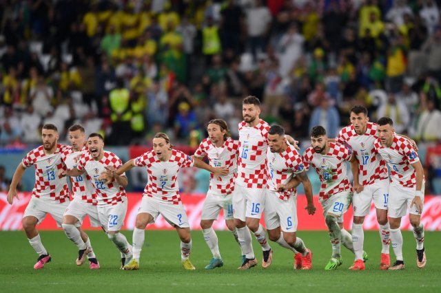 크로아티아 선수들이 10일(한국시간) 카타르 알라이얀의 에듀케이션 시티 스타디움에서 열린 브라질과 2022 카타르 월드컵 8강전에서의 승리를 자축하고 있다. 게티이미지코리아