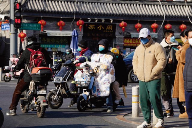 중국 정부가 방역 완화 조치를 발표한 12월 7일 시민들이 베이징 거리를 걷고 있다. [뉴시스]