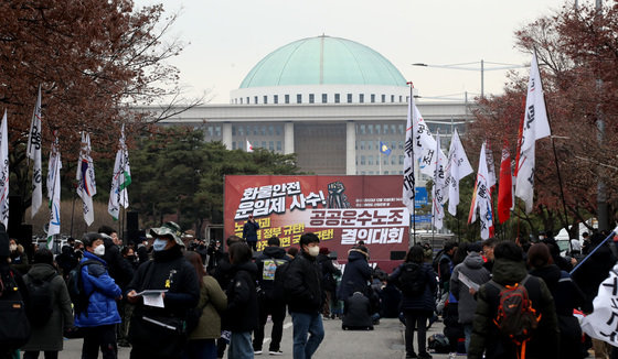 민주노총 공공운수노조 관계자들이 10일 오후 서울 영등포구 여의도에서 결의대회를 갖고 안전운임제 일몰제 3년 연장안에 대한 국회의 조속한 처리를 촉구하고 있다. 2022.12.10/뉴스1