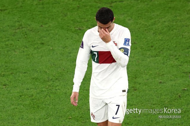 크리스티아누 호날두(37)가 11일(한국시간) 카타르 도하의 알투마마 스타디움에서 열린 카타르 월드컵 8강전에서 모로코에 패배한 뒤 경기장을 빠져나가며 눈물을 보이고 있다. ⓒ(GettyImages)/코리아