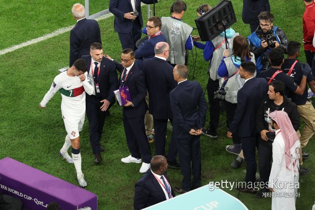 크리스티아누 호날두(37)가 11일(한국시간) 카타르 도하의 알투마마 스타디움에서 열린 카타르 월드컵 8강전에서 모로코에 패배한 뒤 경기장을 빠져나가며 눈물을 보이고 있다. ⓒ(GettyImages)/코리아