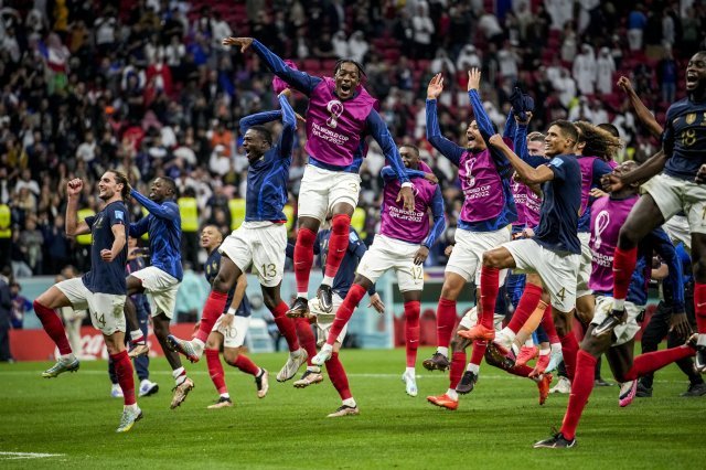 프랑스가 11일(한국시간) 카타르 도하의 알코르의 알바이트 스타디움에서 열린 잉글랜드와의 2022 FIFA 카타르 월드컵 8강전에서 승리한 후 기뻐하고 있다. 도하=AP/뉴시스