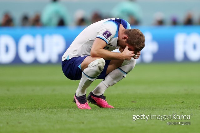 해리 케인이 11일(한국시간) 카타르 도하의 알코르의 알바이트 스타디움에서 열린 프랑스와의 2022 카타르 월드컵 8강전에서 패배한 후 슬퍼하고 있다. ⓒ(GettyImages)/코리아