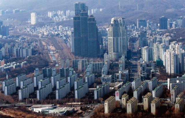 서울 송파구 롯데월드타워 서울스카이에서 바라본 강남구 아파트 단지 일대. [뉴스1]