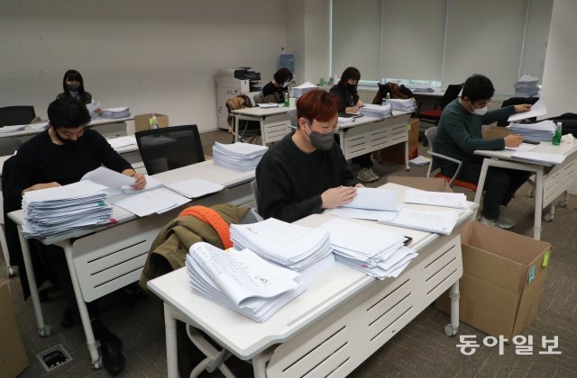 이날 심사위원들은 “문학계의 바람을 반영하듯 SF, 대체역사물 등 다양한 장르의 작품이 많았다”며 “최근 사회 분위기를 반영한 작품도 눈에 띄었다”는 평을 남겼다. 안철민기자 acm08@donga.com