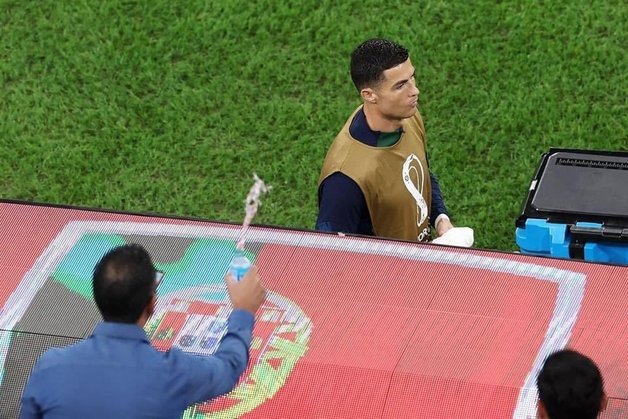 11일(한국시간) 카타르 도하 알투마마 스타디움에서 열린 2022 FIFA 카타르 월드컵 모로코와의 8강전에서 하프타임 벤치에서 라커룸으로 들어가는 호날두에게 한 남성이 물을 뿌렸다. (트위터 갈무리)
