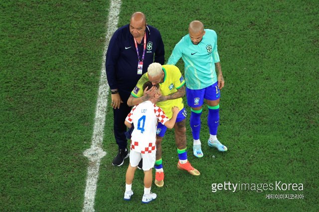 네이마르가 크로아티아와의 8강전에서 패배한 뒤 슬퍼하다 크로아티아 선수 이반 페리시치의 아들과 포옹하고 있다. ⓒ(GettyImages)/코리아