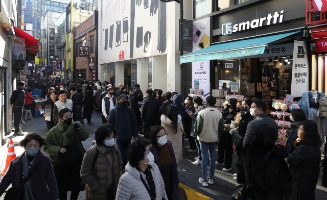 11일 오후 서울 중구 명동의 한 유명 맛집 입구에 손님들이 길게 줄지어 차례를 기다리고 있다. 코로나라는 2년 여의 터널을 지나는 동안 썰렁했던 명동이 다시 활기를 찾고 있다. 양회성 기자 yohan@donga.com