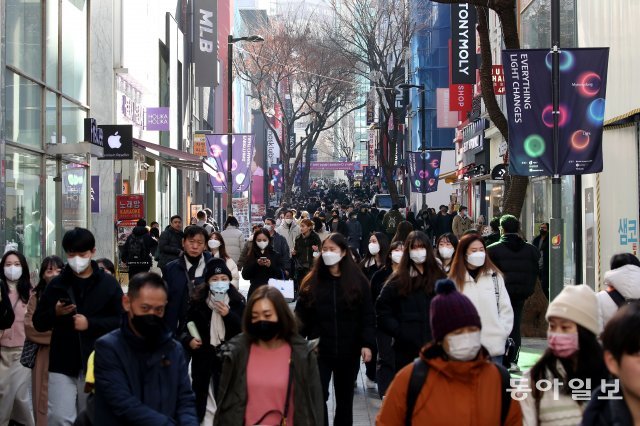 11일 오후 서울 중구 명동이 외국인 관광객들과 쇼핑인파로 붐비고 있다. 양회성 기자 yohan@donga.com