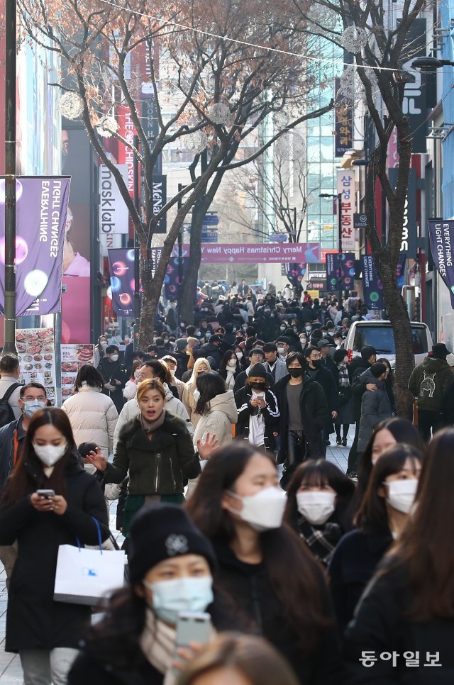 11일 오후 서울 중구 명동이 외국인 관광객들과 쇼핑인파로 붐비고 있다. 양회성 기자 yohan@donga.com