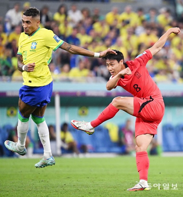2022 카타르 월드컵 한국-브라질전에서 백승호 선수의 중거리슛 모습. 한국은 브라질에게 패했지만 역대 2번째 원정 16강 진출의 성과를 이뤘다. 동아일보