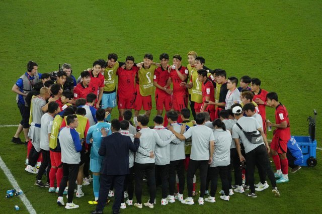 월드컵 포르투갈전에서 승리한 뒤 스마트폰으로 우루과이-가나전을 지켜보는 한국 선수들. AP 뉴시스