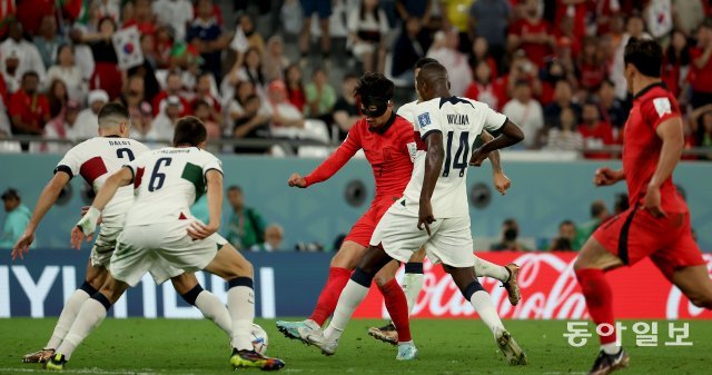 월드컵 한국-포르투갈전에서 손흥민 선수가 포르투갈 선수들의 집중 수비를 뚫는 모습. 동아일보