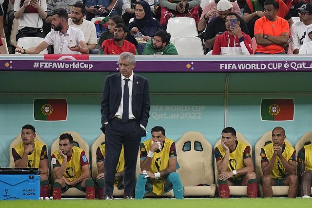 월드컵 포르투갈-스위스 16강전에서 선발에서 제외로 벤치에 앉아있는 크리스티아누 호날두 선수(오른쪽 두 번째)와 페르난두 산투스 포르투갈 대표팀 감독(가운데). AP 뉴시스