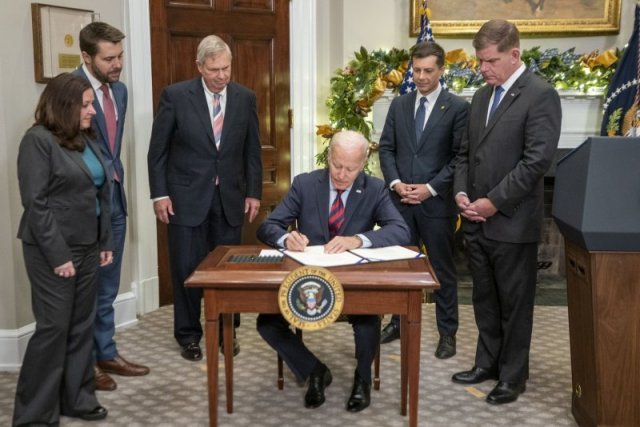 조 바이든 대통령이 철도파업 저지법안에 서명하는 모습. 서명 후 연설을 통해 미국 경제 회복을 강조했다. 백악관 홈페이지