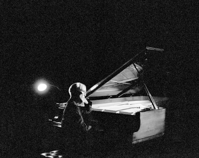 일본 음악가 사카모토 류이치가 11일 공개한 온라인 콘서트에서 피아노 앞에 앉아 어딘가를 응시하고 있다. 사카모토의 뜻에 따라 공연 영상과 사진은 모두 흑백으로 공개됐다. 씨앤엘뮤직 제공