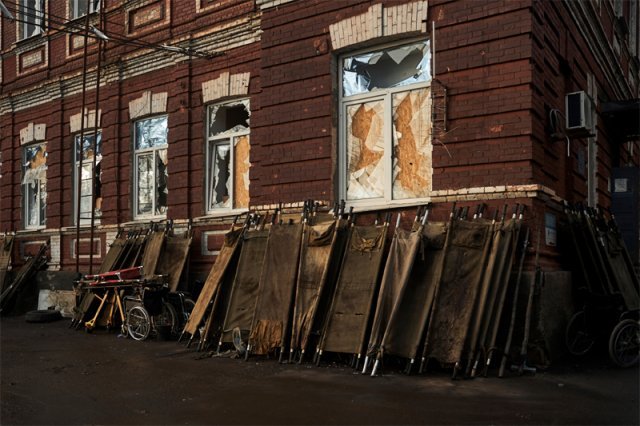 창문 깨진 병원, 쌓여 있는 들것 우크라이나 동부 도네츠크주 바흐무트의 한 병원 앞에 9일 부상자들을 이동시키기 위한 낡은 들것이 여러 개 놓여 있다. 병원의 창문들은 대부분 깨져 있다. 바흐무트=AP 뉴시스