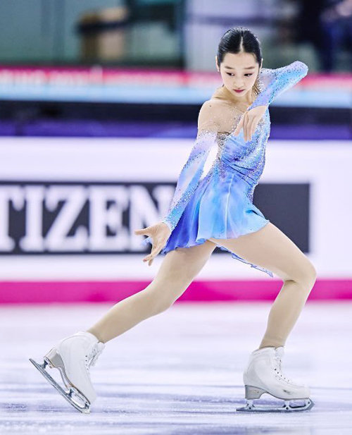 신지아가 10일 이탈리아 토리노 팔라벨라 아레나에서 열린 2022∼2023 국제빙상경기연맹(ISU) 피겨스케이팅 주니어 그랑프리 여자 싱글 프리스케이팅에서 ‘생명의 나무 모음곡’에 맞춰 연기를 펼치고 있다. 이날 신지아는 트리플 점프 7개를 모두 클린 처리하며 은메달을 목에 걸었다. ISU 제공