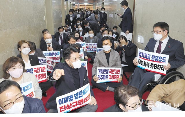 與, 국회의장실 앞에서 항의 국민의힘 의원들이 11일 오전 이상민 행정안전부 장관 해임건의안 표결을 위한 국회 
본회의가 열리는 데 항의하며 김진표 국회의장실 앞에서 항의 피켓 시위를 벌이고 있다. 국민의힘 의원들은 이 장관 해임 건의안에 
반대하며 표결 전 집단 퇴장했다. 원대연 기자 yeon72@donga.com